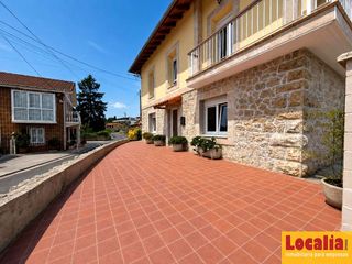 Maison à Cudón. Casa familiar reformada con jardín en miengo