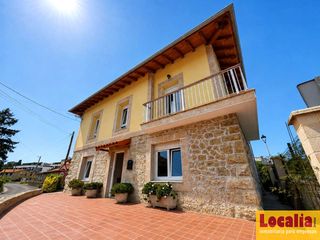 Casa a Cudón. Casa familiar reformada con jardín en miengo