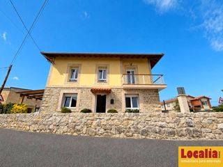 Maison à Cudón. Casa familiar reformada con jardín en miengo
