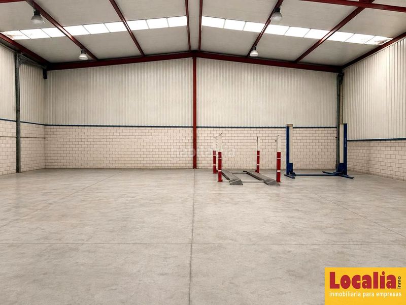 Foto cc7e8106-bdec-45bf-9664-f23c3b93c934. Fabrikhalle in Cartes