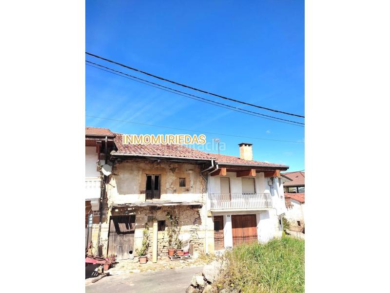 Foto 3f742e2f-eaf4-4e3a-b3ec-56e08522759d. Casa adosada casa con jardín para reformar completamente en Selaya