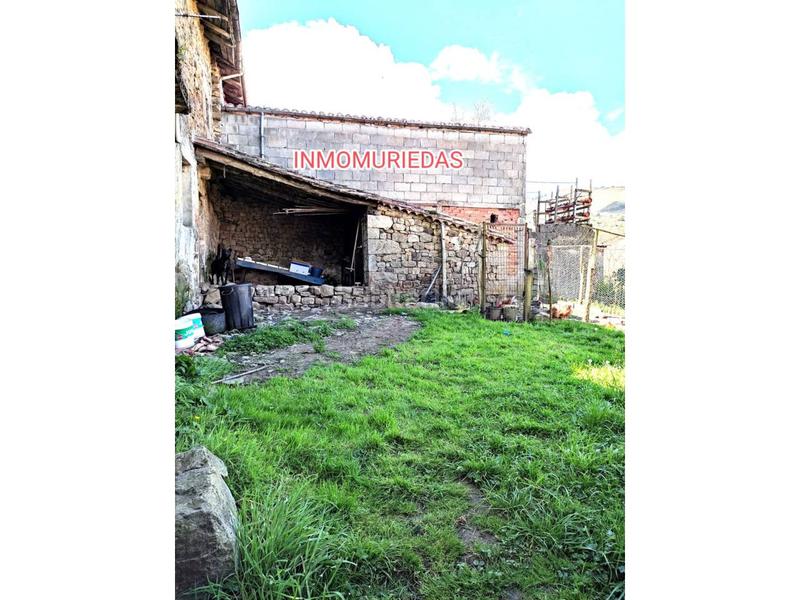 Foto ba9e23af-4b91-4fa1-99b4-5978012e9a3b. Casa adosada casa con jardín para reformar completamente en Selaya