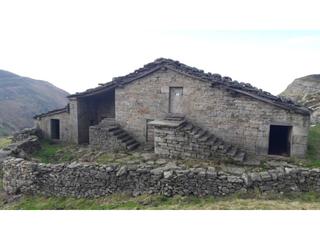 Terreny residencial  Calle campogiro. Cabaña con terreno  en venta en estacas de trueba