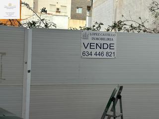 Terreny residencial en Puerto Deportivo. Torrevieja solar al lado hotel madrid,138 m2, 8 m de fachada, 7