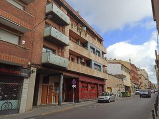 Pis a Ca n'Aurell. Local  en terrassa