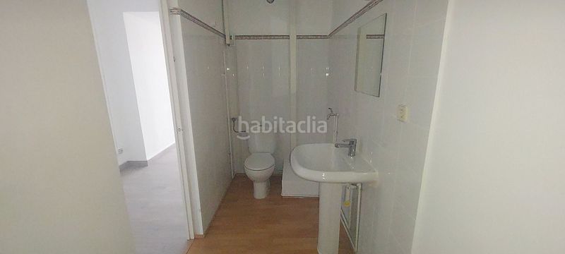 Foto ec23e4a3-8f49-4d37-879f-c55a59bf8cd4. Alquiler local comercial magnífico local en alquiler en el centro ! en Barberà del Vallès