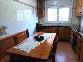 Casa a Artés. Amplia casa esquinera con garaje en artés