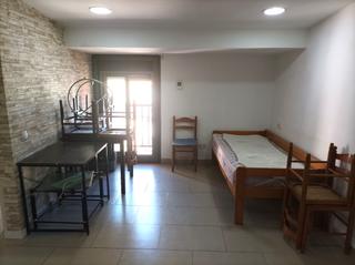 Pis  Carrer del mig. Piso reformado de dos habitaciones.