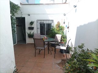 Casa a schiera in Sant Vicenç de Castellet. Amplia casa adosada con patio y terraza.