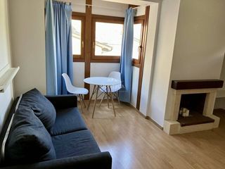 Lloguer Àtic a Soldeu-Incles. Acogedor estudio ático con chimenea y mucha luz natural