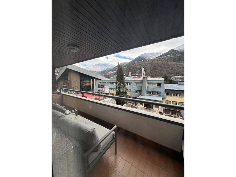 Foto b364f16b-ac50-4576-a4f3-3fedf9c26a03. Pis amb aparcament a Centro Andorra la Vella