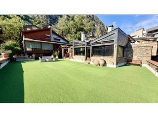 Chalet in Santa Coloma. Exclusiva propiedad residencial con dos viviendas independientes