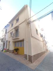 Casa adossada a Carrer de santa teresa 7. La vivienda tiene un gran potencial con cuatro plantas para un n