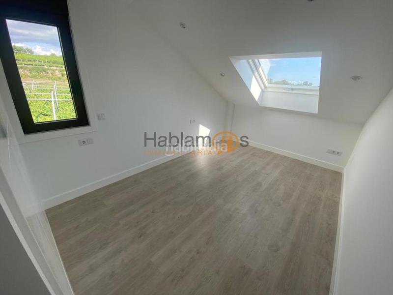 Foto f6d18fa0-4112-4649-bd58-aa93977556ab. Chalet con riscaldamento parcheggio in Cambados