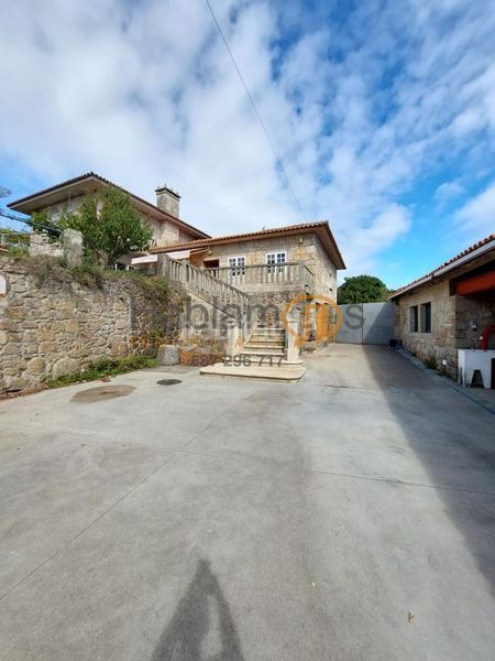 Foto ce521651-cf55-490c-b2cc-44e4bd1615a2. House with heating parking in Vilanova de Arousa