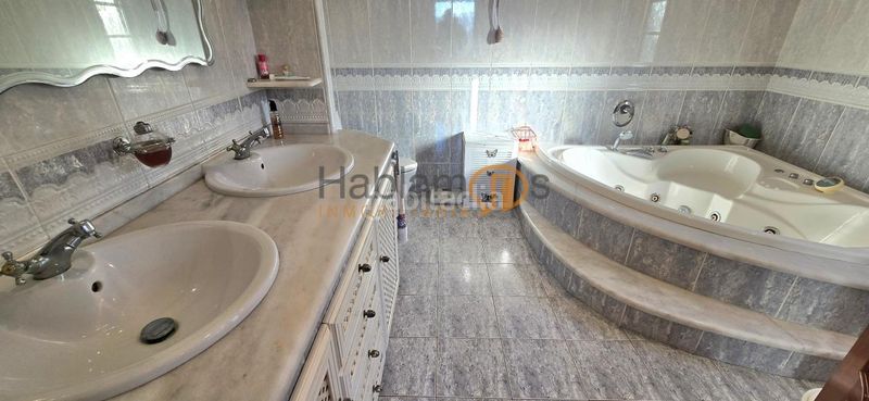 Foto bad1955e-f5dc-4ec5-9744-92501bcaed34. Xalet amb calefacció aparcament piscina a Vilagarcía Vilagarcía de Arousa