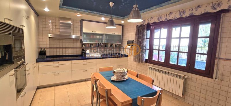 Foto e1d1514a-e706-47c3-9bc9-bbdb2a57092e. Xalet amb calefacció aparcament piscina a Vilagarcía Vilagarcía de Arousa