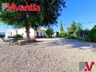 Casa en La Hoya. 2 casas con nave 100 m2