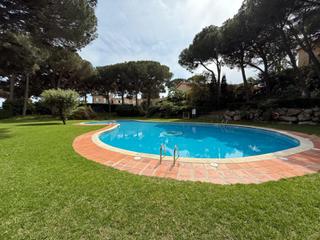 Maison jumelée à Puntabrava-Port Salvi. Adosado con piscina y garaje en les penyes