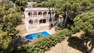 Chalet in Urbanitzacions. Propiedad destaca por su carácter, privacidad y alto nivel de co