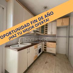 Appartement à Calle mar blanco 10. Amplio piso en la zona de adra