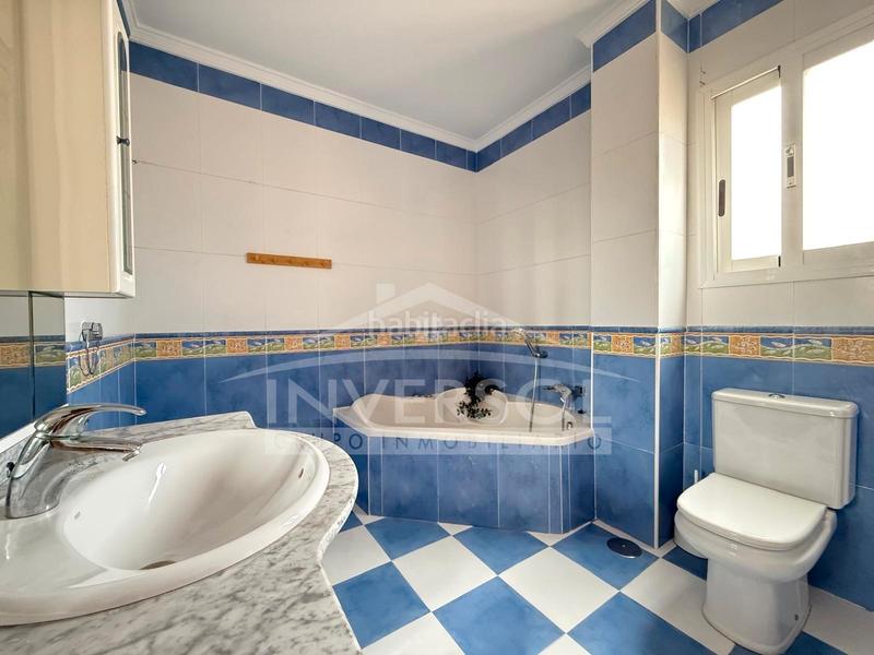 Foto 48985eb3-12a2-4124-a729-962d2548e6d3. Chalet dans calle salazón 2 dans Almerimar Ejido (El)