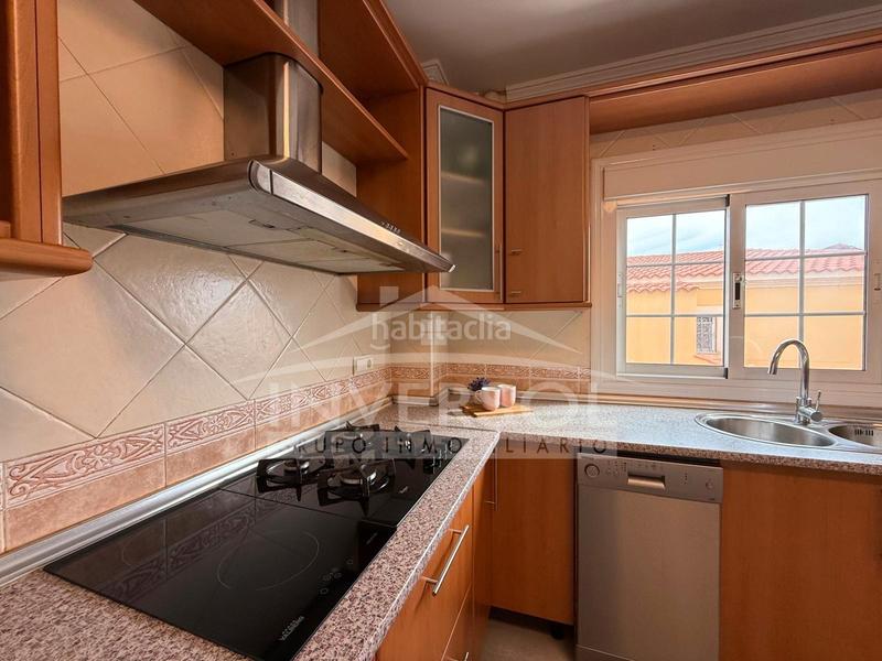 Foto 5cb49ae8-6291-43dd-a554-2f3568dfc58d. Chalet dans calle salazón 2 dans Almerimar Ejido (El)