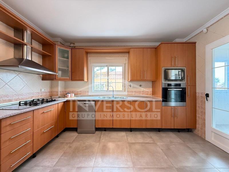 Foto a4603a51-a3d3-44b3-a923-868d085f445d. Chalet dans calle salazón 2 dans Almerimar Ejido (El)