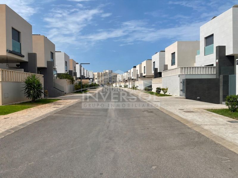 Foto f0a1470a-5697-4195-b7c9-c9e52247e637. Casa aparellada a calle jabega 47 a Almerimar Ejido (El)