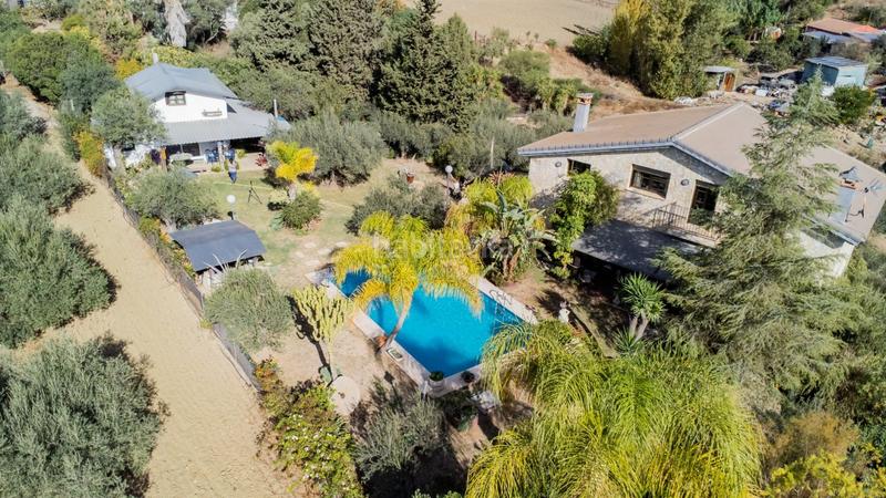 Foto f78d7f59-20a4-4383-a07c-b57c38795cf6. Masia amb aparcament piscina a Coín