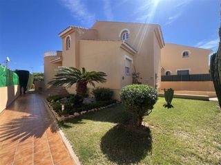 Chalet in Calle rio genil 18. Chalet playa honda