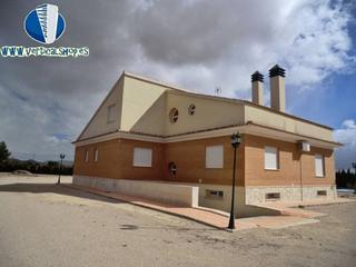 Xalet a Yecla. Chalet en venta en yecla, 4 dormitorios.