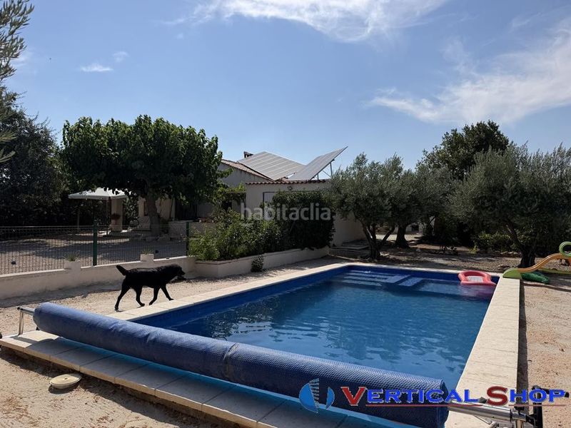 Foto ddbb4c92-d7c2-475d-89b2-76843fd6addd. Chalet with parking in Caudete
