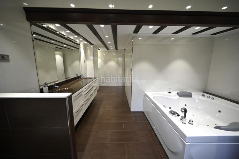 Foto aa2553de-cdf2-4a95-bd64-37c5f8e6c6c0. Casa adossada amb calefacció aparcament a Loiu