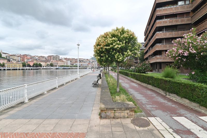 Foto c561433d-ede7-45b4-9a60-13240d066d10. Aparcament cotxe a Las Arenas Getxo