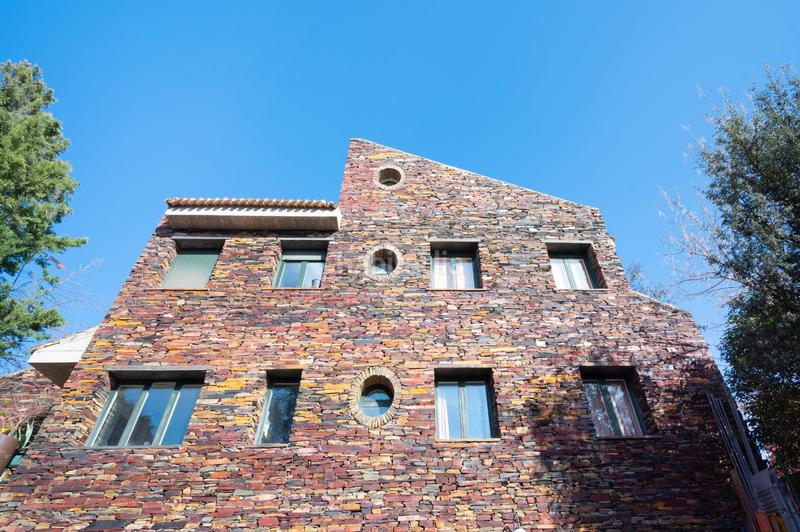 Foto ba2886c3-ee21-43ff-8785-57642b2e5e6f. Chalet alegre y bellísima casa alta calidad de construcción con estética única en una parcela de casi 5000 metros cuadrad en Ciudalcampo