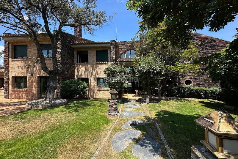 Foto db8a5e46-cafc-4e2b-8114-15297bb6b8c3. Chalet alegre y bellísima casa alta calidad de construcción con estética única en una parcela de casi 5000 metros cuadrad en Ciudalcampo