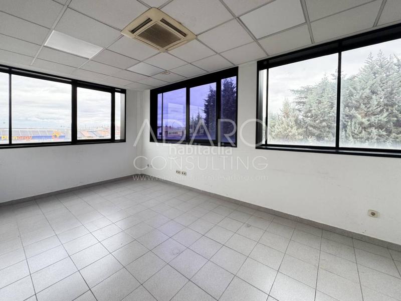 Foto b84433e4-724f-4ed3-b341-471a8ad46840. Industrial building in Montserrat-Parque Empresarial San Fernando de Henares