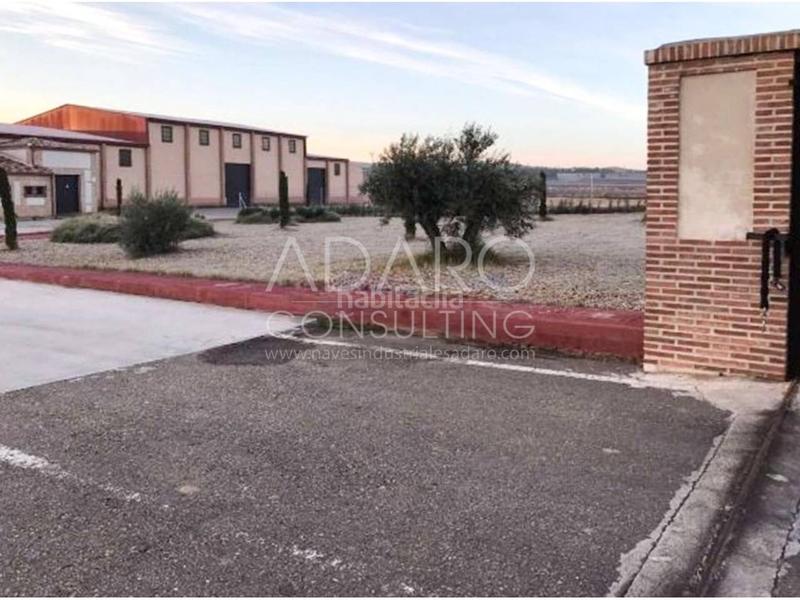 Foto ab5127cf-cc40-478d-b518-f478df345cc8. Nave industrial  en venta en Yepes