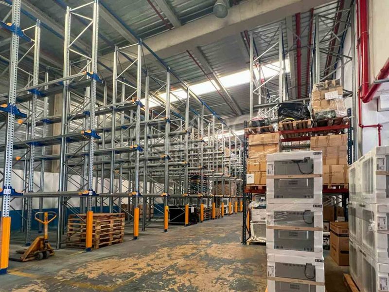Foto dabeaf88-ea73-4d43-a0d7-06a5f887275f. Nau industrial a Alovera