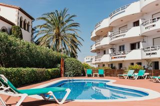 Semi detached house in Salins - Cavall de Mar. Residencia compuesta por 6 casas adosadas con piscina.