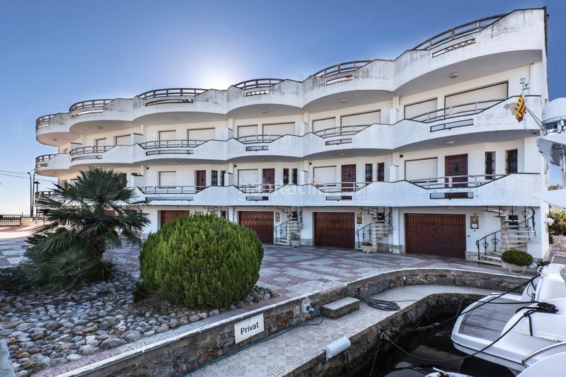 Foto b8bd1622-fa4c-41e5-8b57-582abec60916. Casa adossada amb calefacció piscina a Salins - Cavall de Mar Empuriabrava