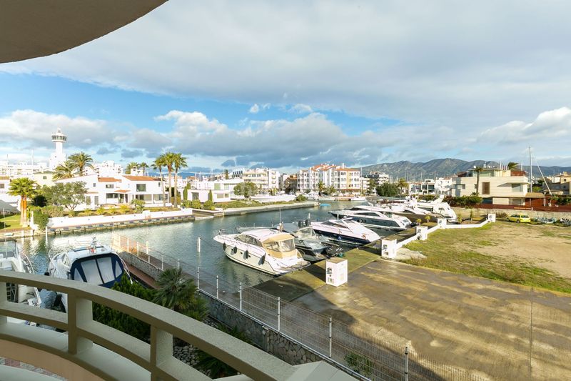 Foto 78732d29-3398-4126-af24-4fbac2154582. Casa adossada amb piscina a Salins - Cavall de Mar Empuriabrava