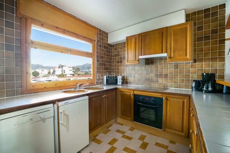 Foto eaa247f2-b0a4-4b27-b6b9-cc41f54b04b7. Casa adossada amb piscina a Salins - Cavall de Mar Empuriabrava