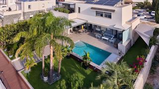 Chalet  Port joan. Villa contemporánea de 315 m con amarre privado de 22 m en santa