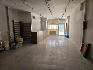 Location Local commercial  Carrer de barcelona. Local en venta o alquiler, buen estado