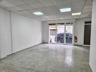 Lloguer Local Comercial  Carrer d'ausiàs marc. Con 3 escaparates