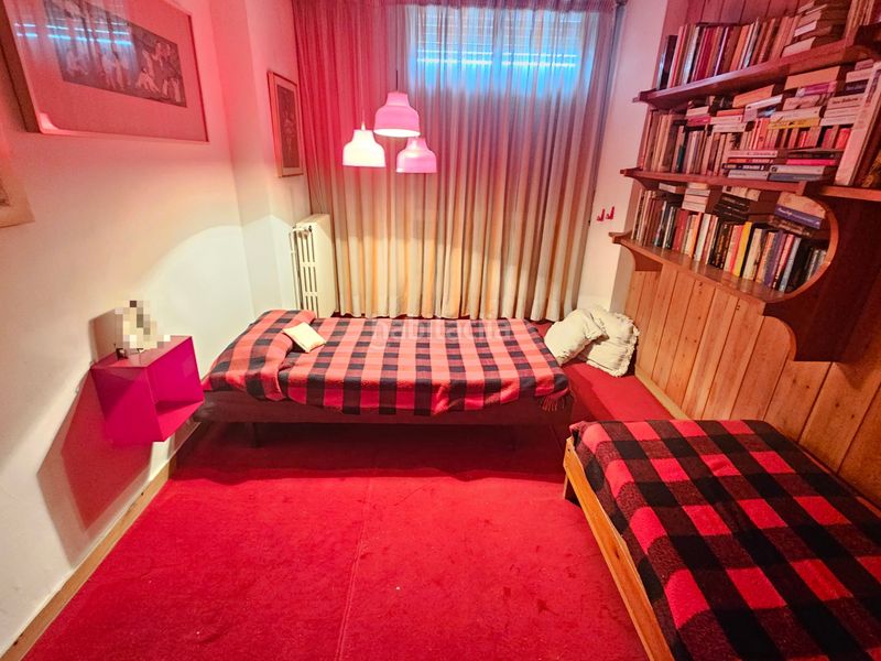 Foto 104d0bf7-4635-492d-9a1a-dd90a66091c7. Pis amb xemeneia calefacció a Centre Sabadell