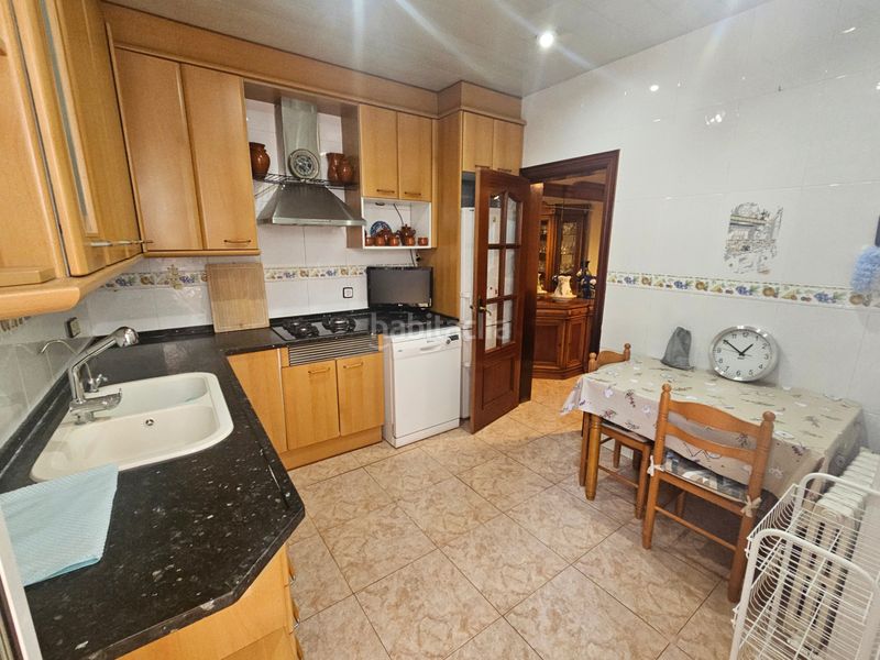 Foto 6ada2839-e2b2-4f1e-8458-e8d0cc42a56c. Casa amb xemeneia calefacció aparcament a Creu Alta Sabadell
