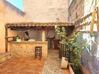 House in Petra. Adosado mallorquín en petra, 107m, 3 dormitorios, 2 baños, patio